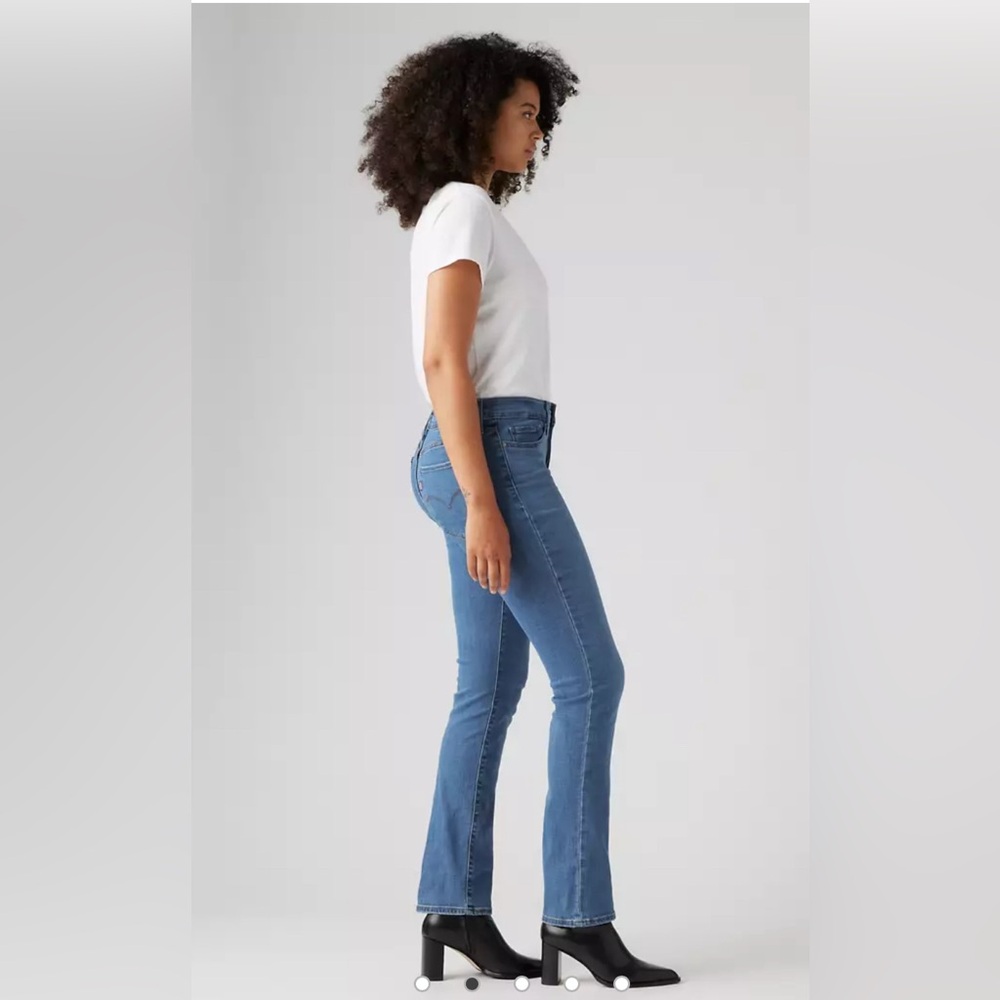 Levi’s 314 SHAPING STRAIGHT WOMEN'S JEANS. Size 33/ 30. New with tags!